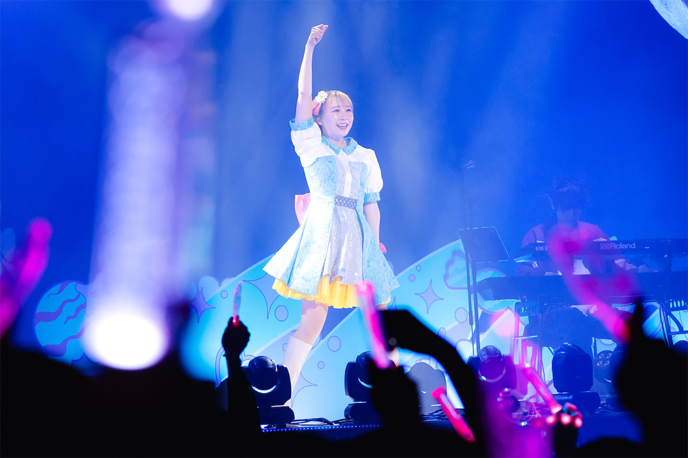 アイドルmonaが会場を大きなハッピーに！『LAWSON presents 夏川椎菜 as mona 2ndワンマンライブ 君を幸せにするのはわたし♡』ライブレポート - 画像一覧（4/7）