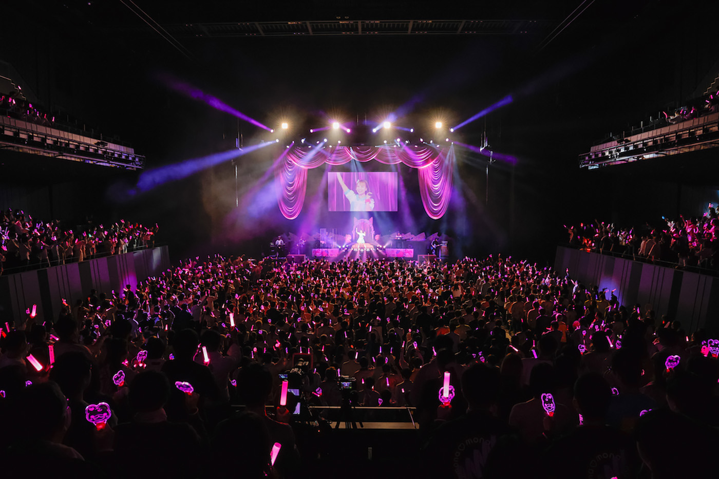 アイドルmonaが会場を大きなハッピーに！『LAWSON presents 夏川椎菜 as mona 2ndワンマンライブ 君を幸せにするのはわたし♡』ライブレポート - 画像一覧（5/7）