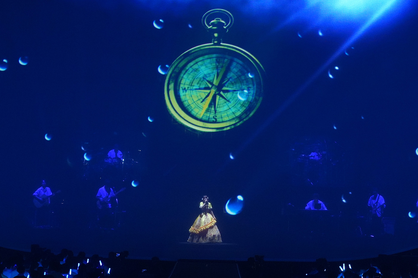 送り合う温かな想いが、こぼさせた幸せな涙――“Inori Minase 10th ANNIVERSARY LIVE TOUR Travel Record”ファイナル公演レポート - 画像一覧（7/15）