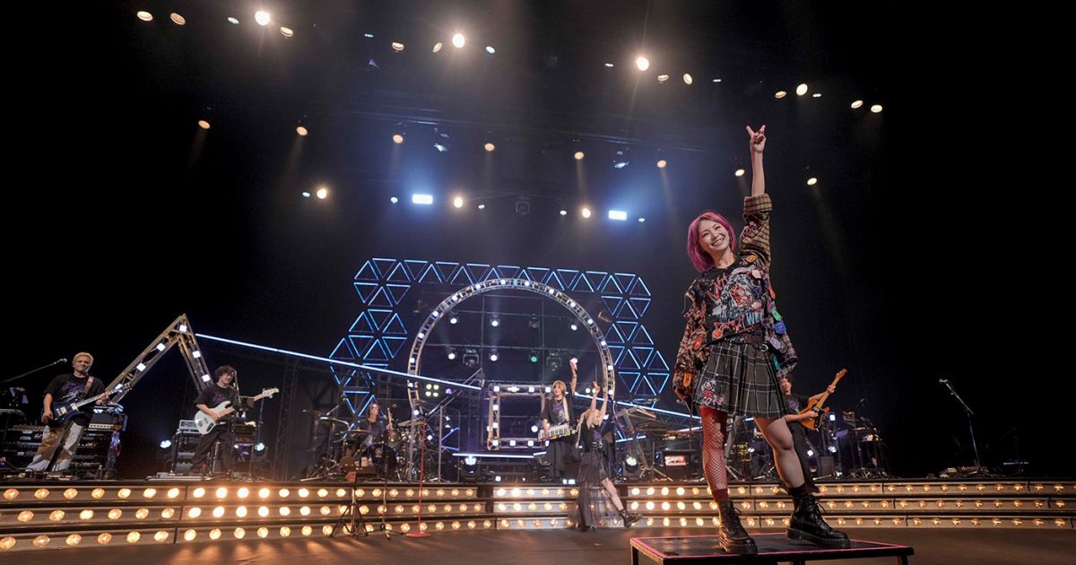 LiSA、全国ホールツアー全18公演を完走し東京公演のライブ写真が初解禁