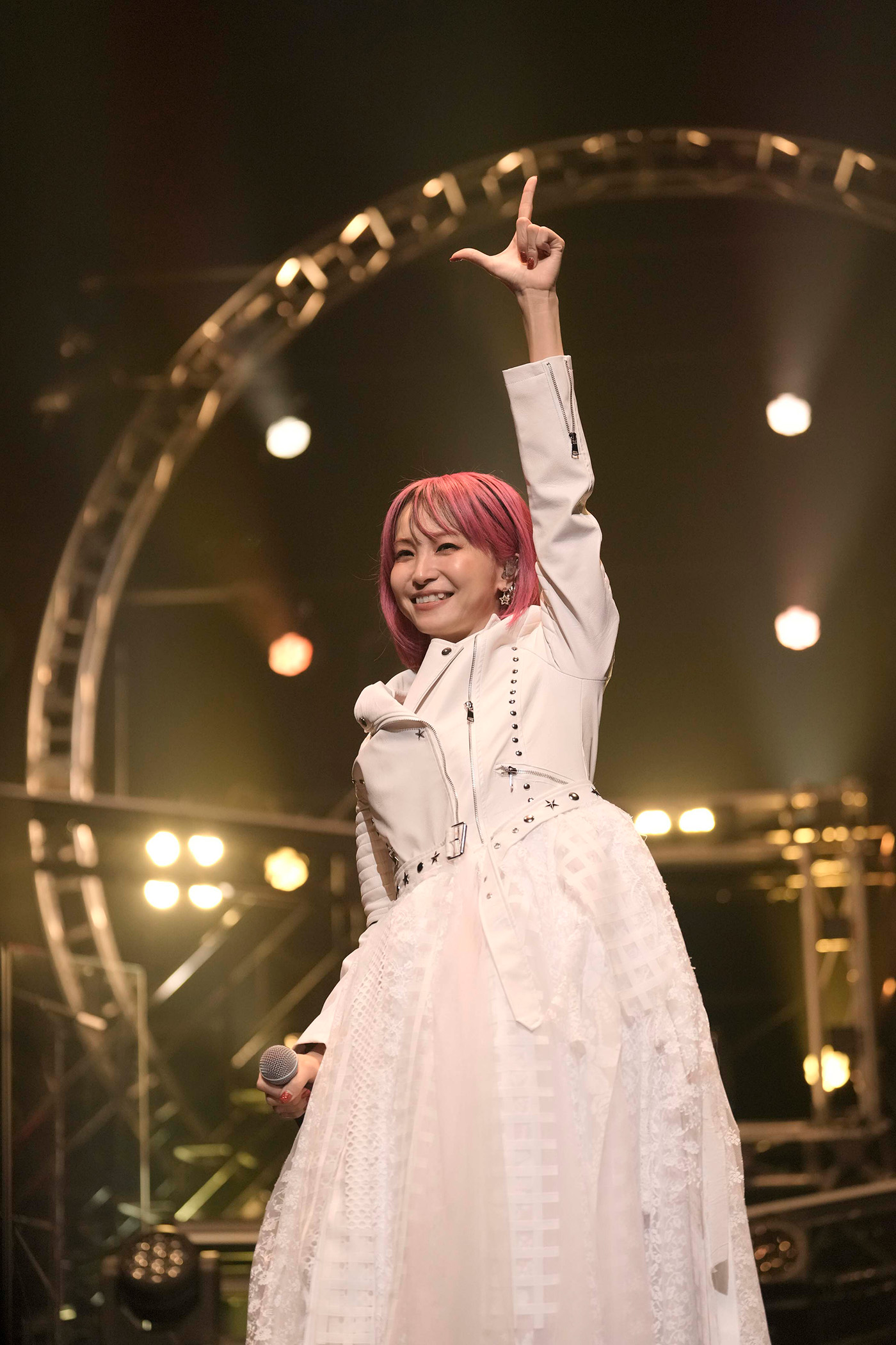 LiSA、全国ホールツアー全18公演を完走し東京公演のライブ写真が初解禁