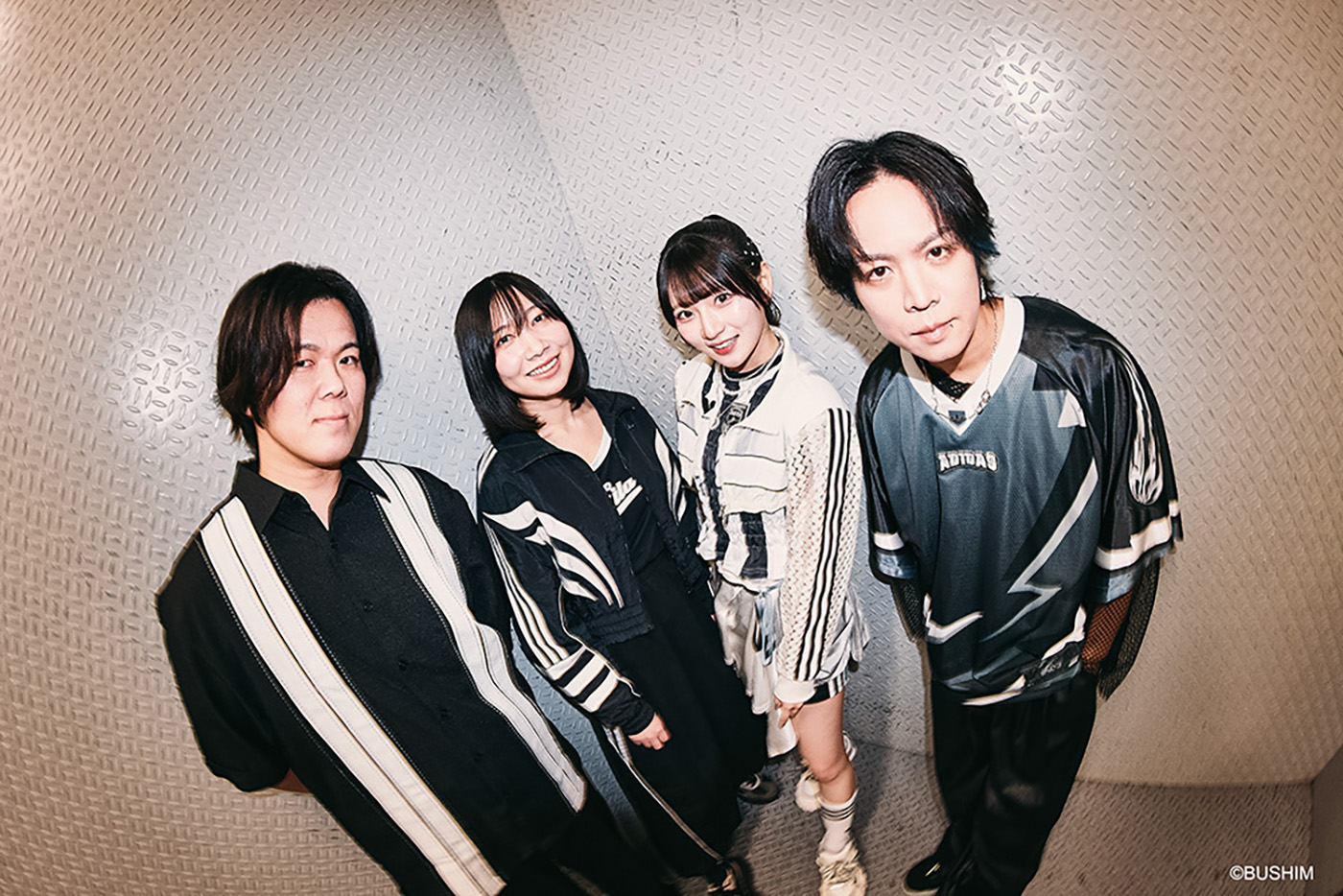 次々に観客を沸かせた、“青木陽菜の音楽”での真っ向勝負！『青木陽菜 1stLIVE「BLUE TRIP」』レポート - 画像一覧（9/11）