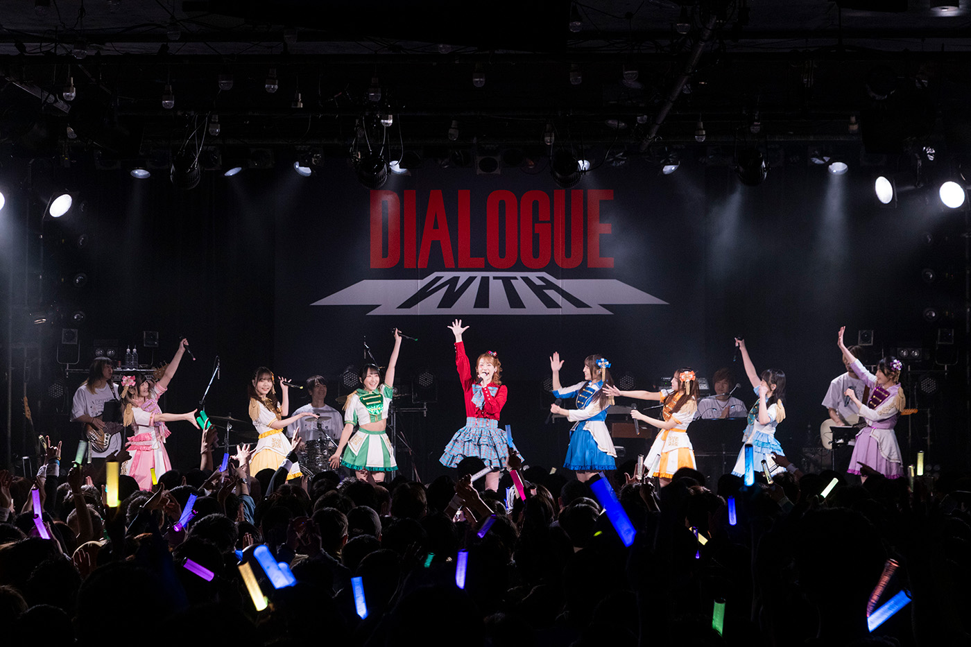 どちらのファンかなんて、両者のパフォーマンスの前には無関係！多彩な魅力が次々に熱狂を巻き起こした“DIALOGUE＋WITH vol.7 －岡咲美保－”レポート