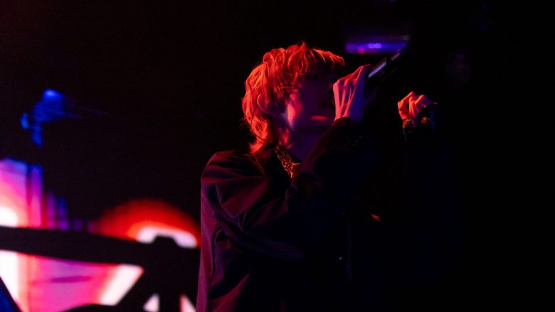 都会の夜に歌声が熱く響き紡がれる……今夜、あの街から3rdライブ“NOT ENOUGH？”NIGHT公演ライブレポート