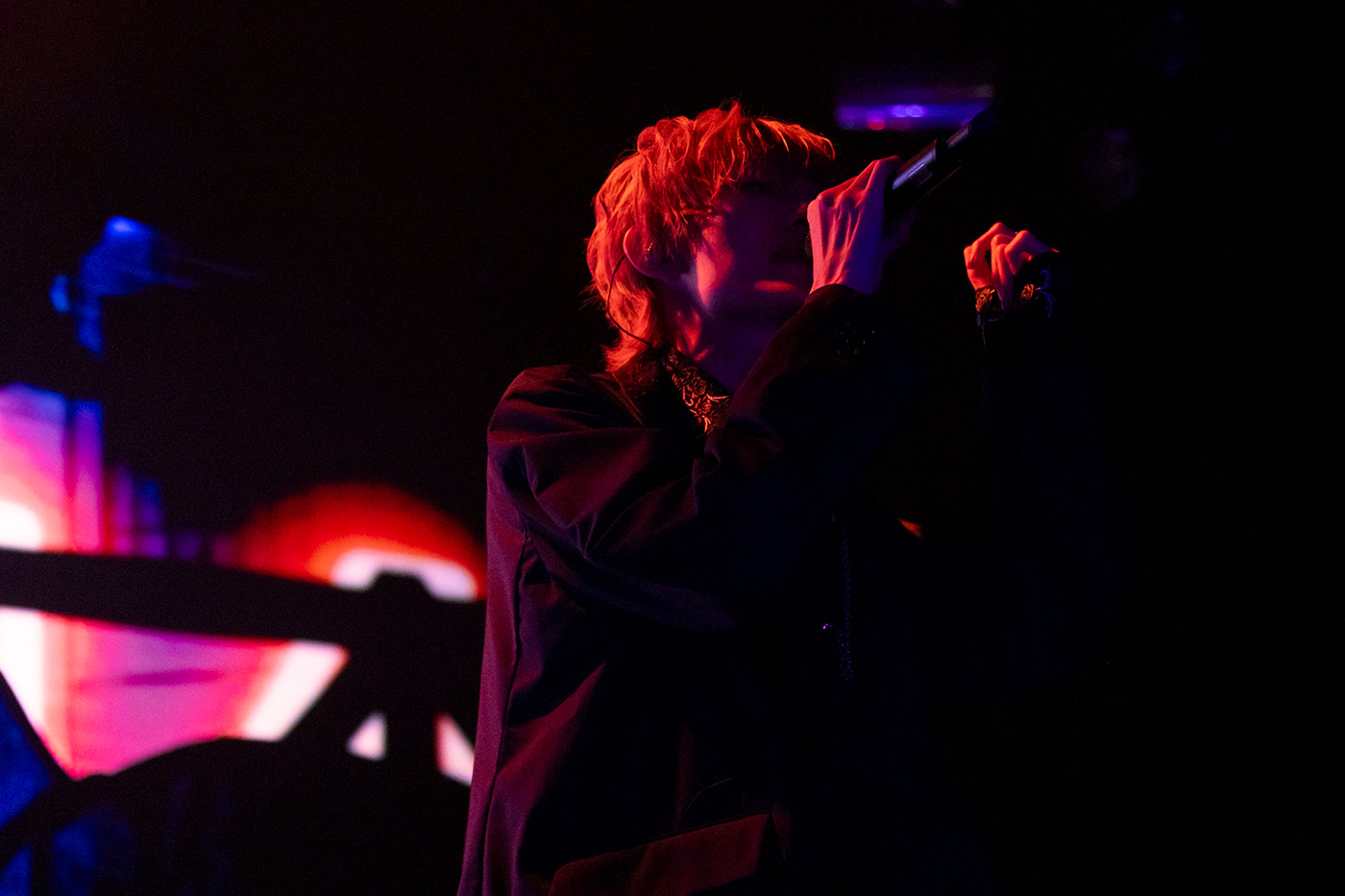 都会の夜に歌声が熱く響き紡がれる……今夜、あの街から3rdライブ“NOT ENOUGH？”NIGHT公演ライブレポート